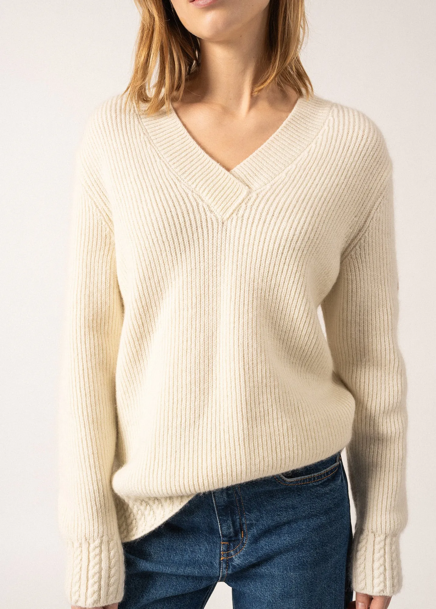 Gavarnie V-neck Jumper - in wool, with twisted details (BLANC D'HIVER)